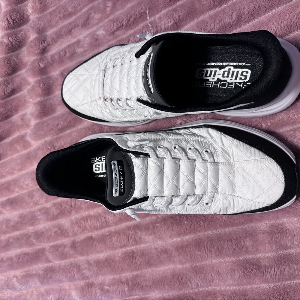 Skechers Women's Slip-Ons in Black and White - Picture 8 of 8